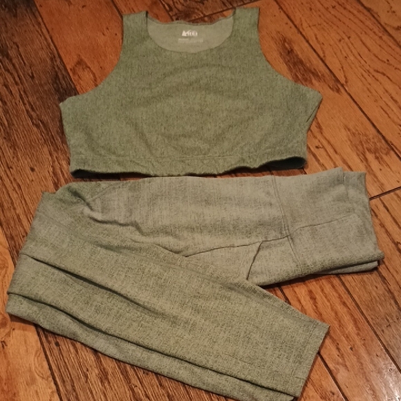 REI Pants - REI Green Leggings and Crop Top 2 Piece Set Women's Size Medium